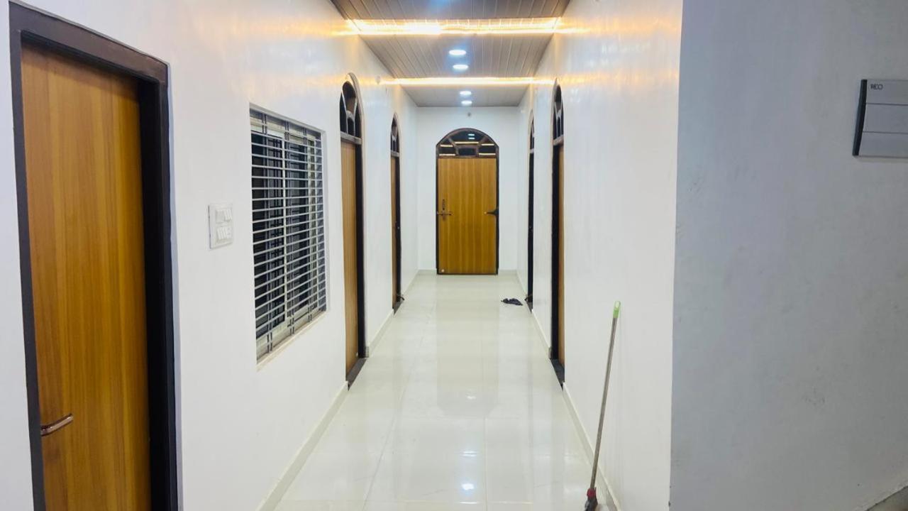 ホテル Mandir Saket Bhawan Ayodhya エクステリア 写真